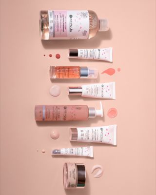 Suchá pleť bývá často: ▫️napnutá ▫️drsná ▫️se šupinkami ▫️objevují se “suché” vrásky Proč tomu tak je?? Protože jí chybí...